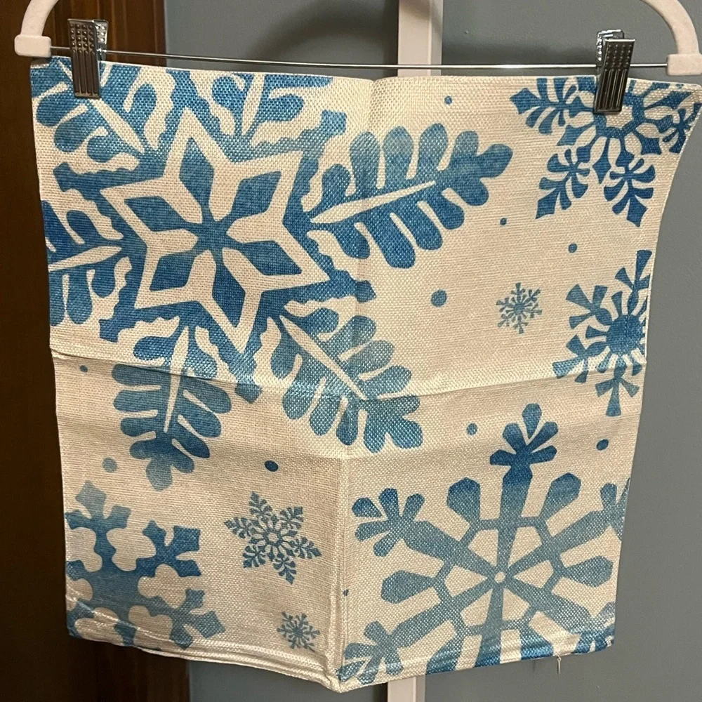 🇺🇸 $5 🇺🇸 Blue and White Winter Theme Canvas Pillow Case Covers 17.5x17.5 Set 4